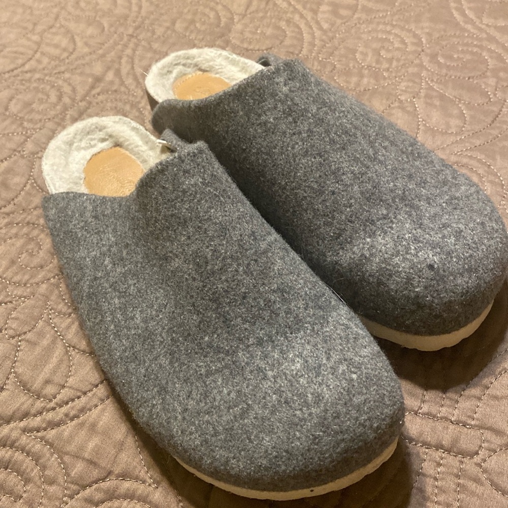 Universal Thread Faux Fur Grey Wool Flat Slip On Shoes Mule Clog Gray EUC